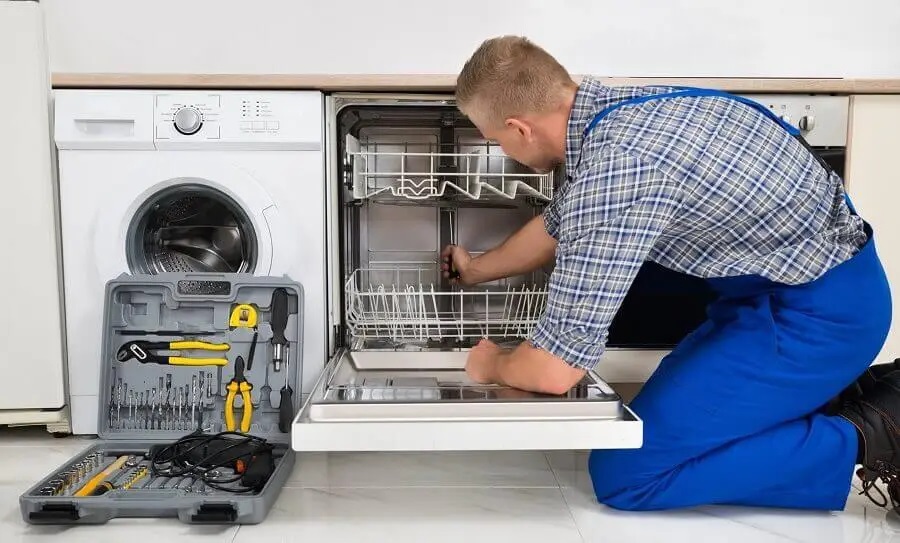 Söğütlü Whirlpool servisi teknisyen ekibi beyaz eşya tamiri yaparken